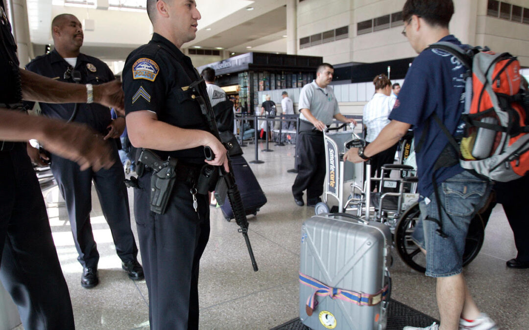 Should Airport Police Openly Carry Long Guns?